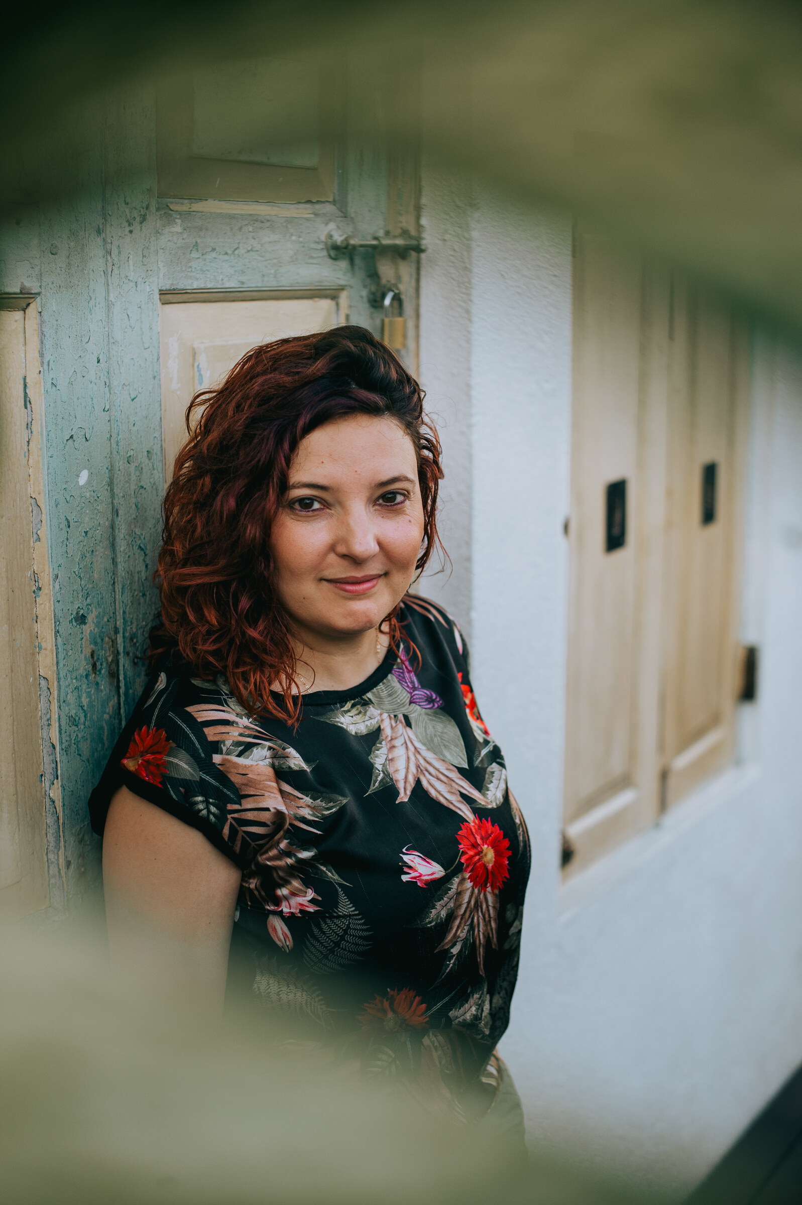 Portret van Leila in een rustige, natuurlijke omgeving